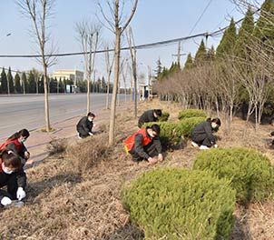 泰鋼青年文明號義務打掃周邊環(huán)境